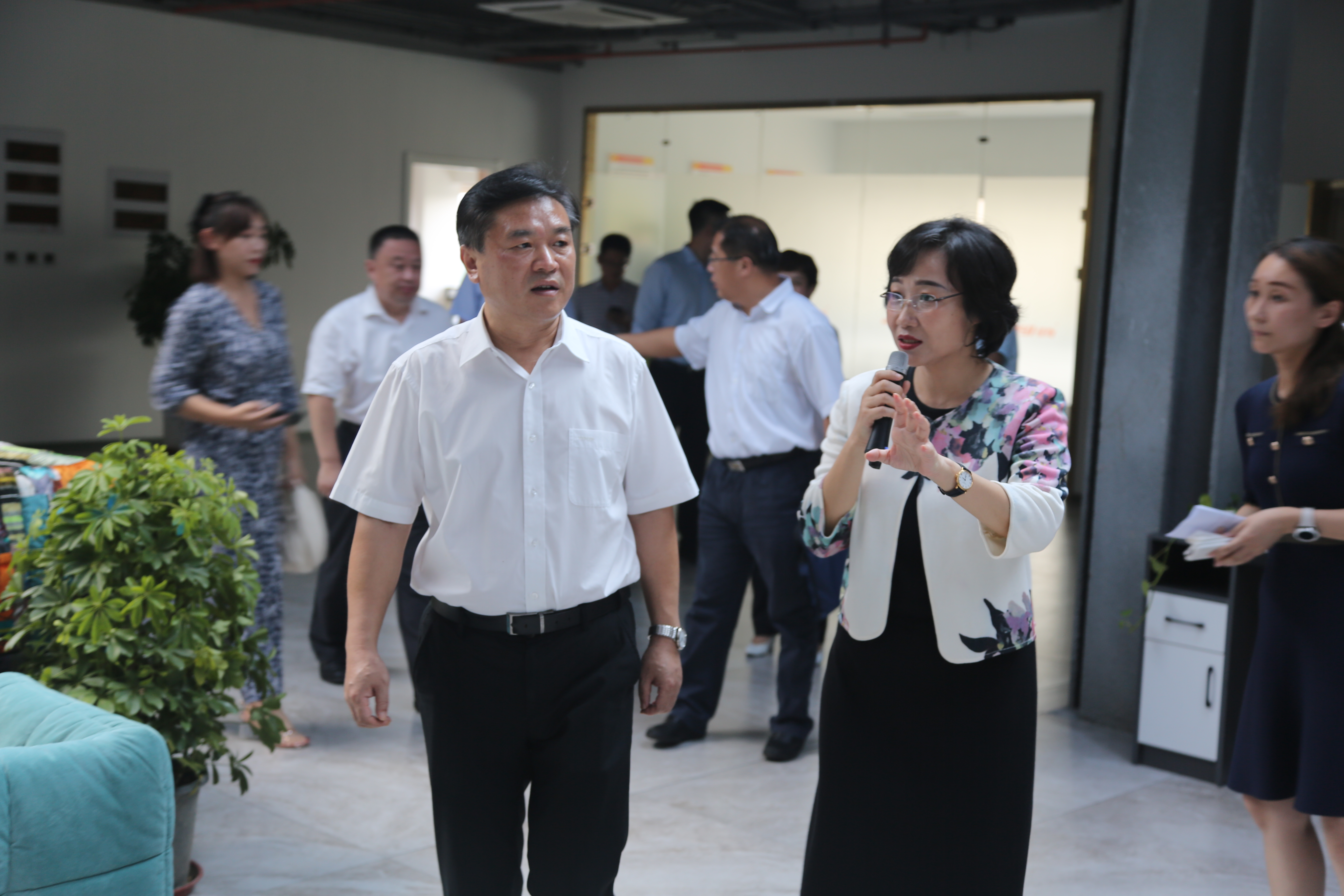 【佳怡快讯】中共济南市委常委、政法委书记秦传滨一行莅临佳怡调研指导工作